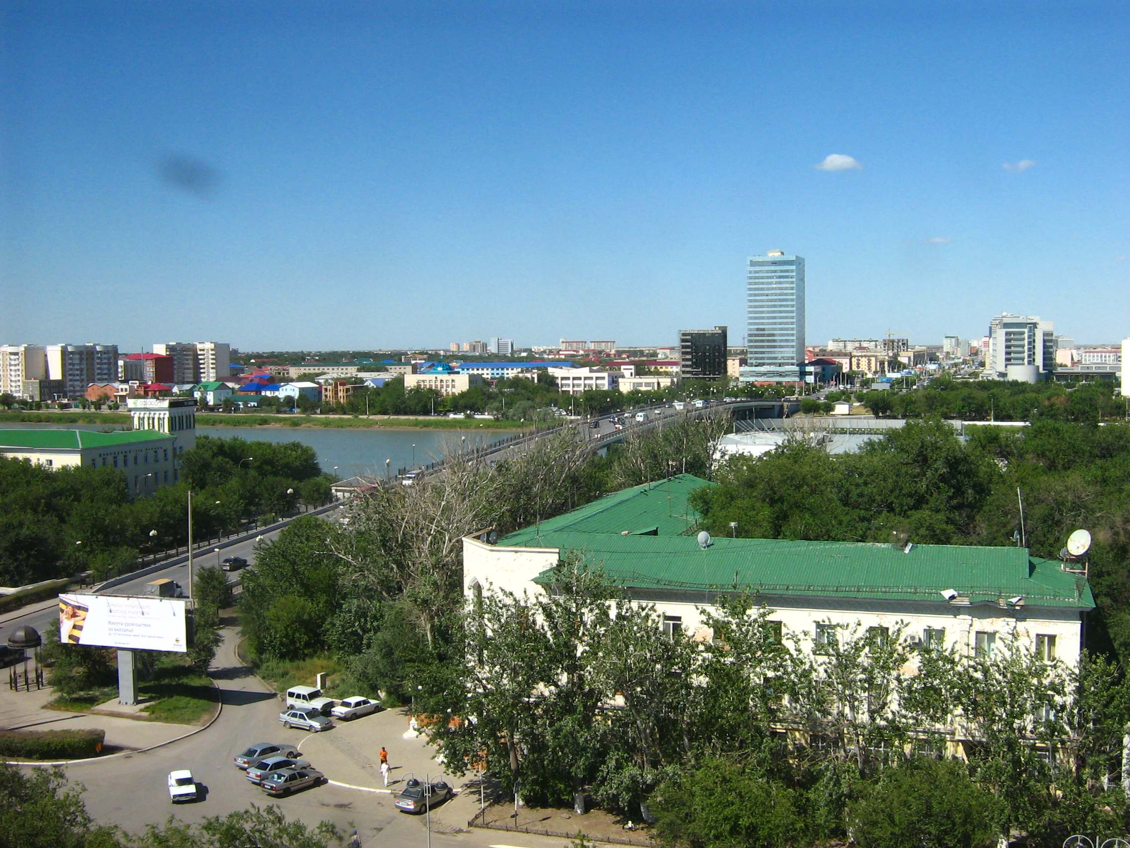 Атырау қаласындағы Жайық өзені мен Еуропа–Азия көпірі